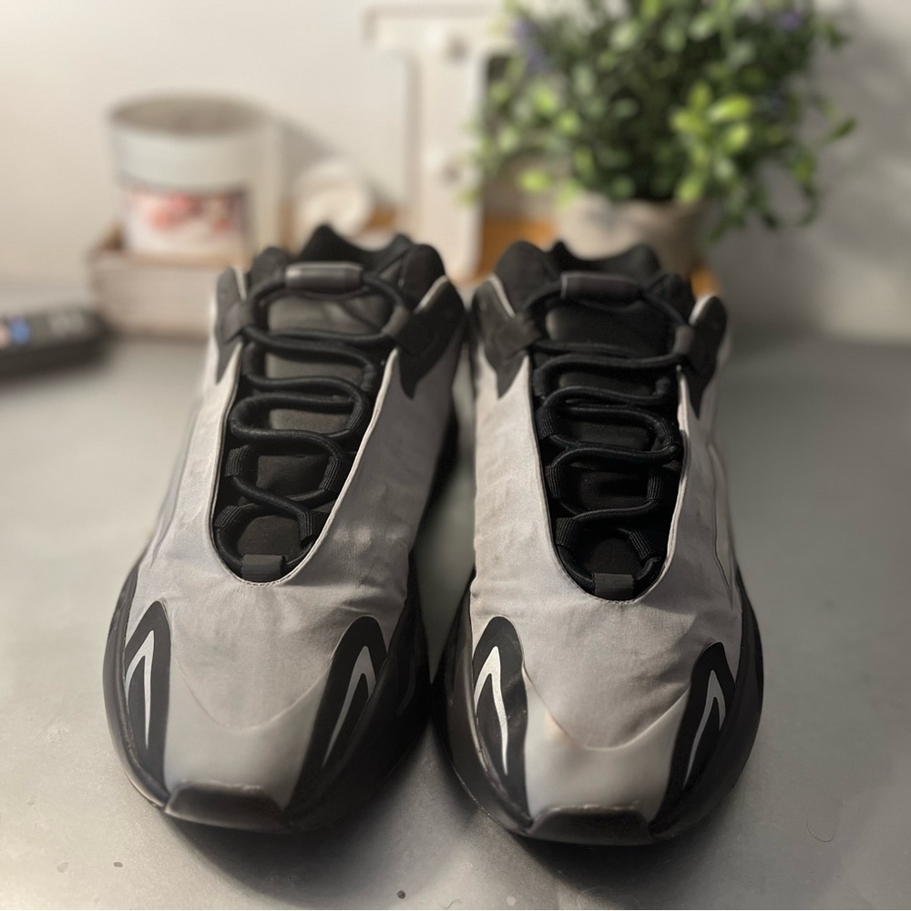 Yeezy Adidas 700